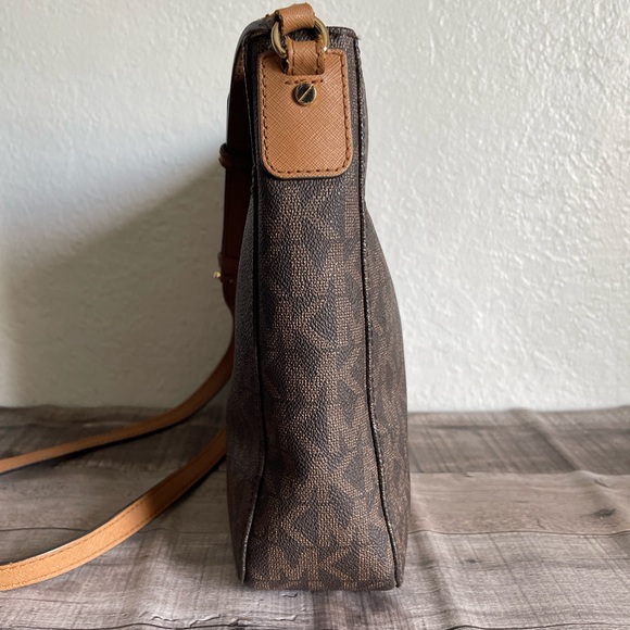 Michael Kors Crossbody - Picture 5 of 10